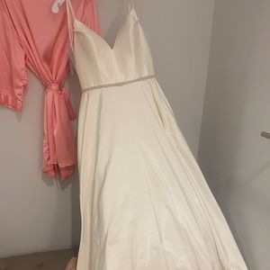 UNWORN, UNALTERED SIZE 10 PALOMA BLANCA WEDDING GOWN